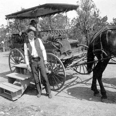[NAU.PH.96.3.23.28] Bert Lauzon and Bass livery rig on the Rim between El Tovar and VerKamps, 1915.
