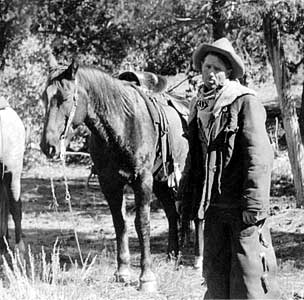 [NAU.PH.96.3.19.14] Bert Lauzon on deer patrol at Horse Thief Tank, 1933.